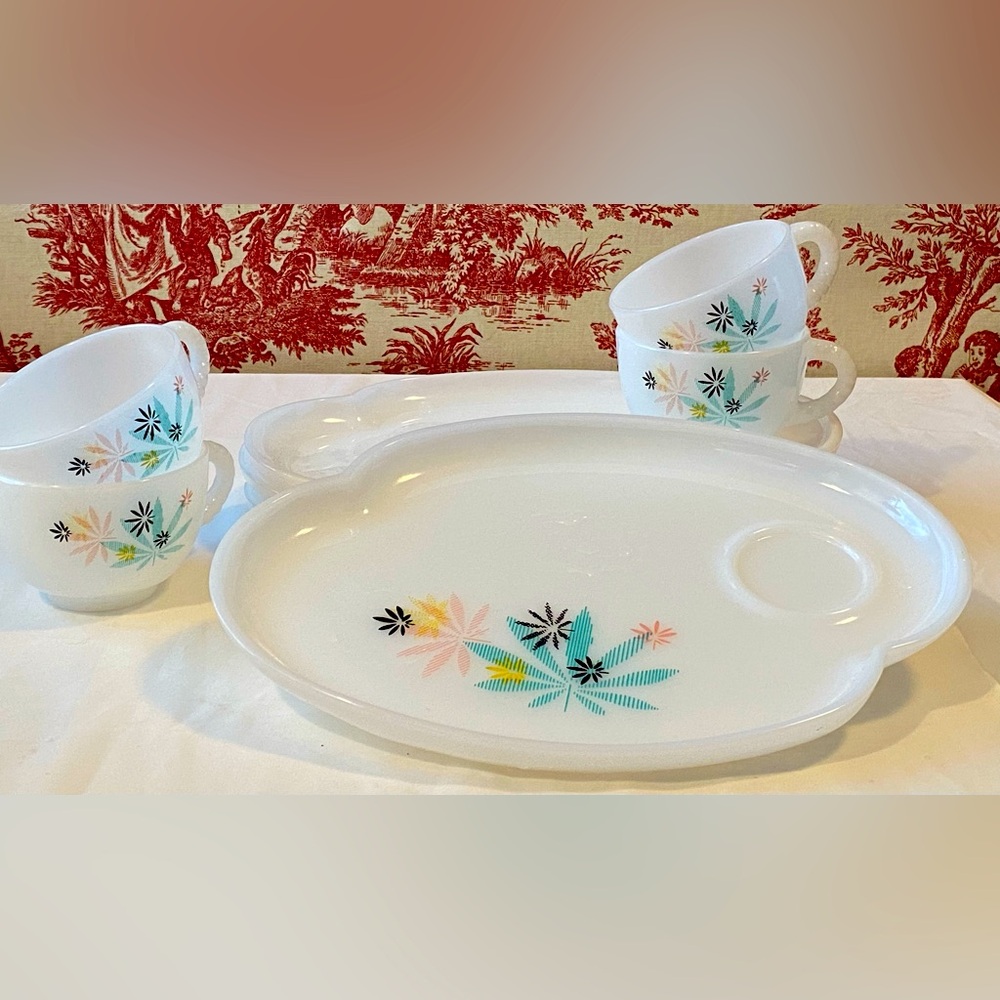 Kitsch retro mid century set.  Mint condition 1950 cups and plates set